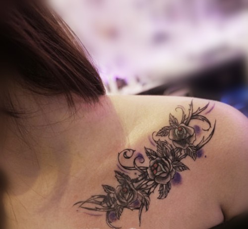 女生肩部清新藤蔓纹身