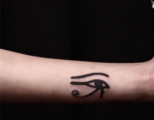 手臂上神秘的荷鲁斯之眼纹身图案缩略频道推荐图