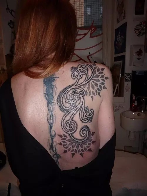 腰背部大胆的曼陀罗图腾纹身