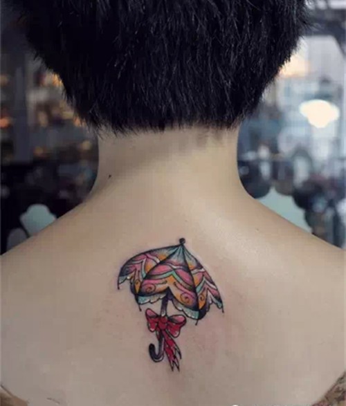 颈部清新小图案纹身图案