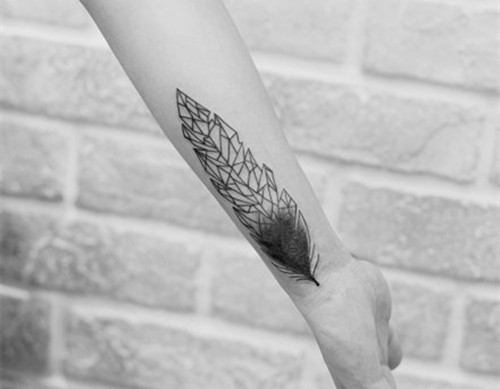 男士个性手腕部纹身