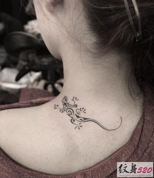 肩背部壁虎图腾纹身