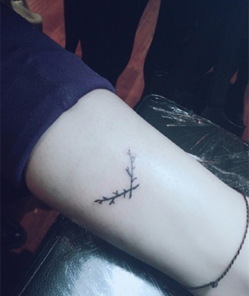 简单的树枝纹身图片