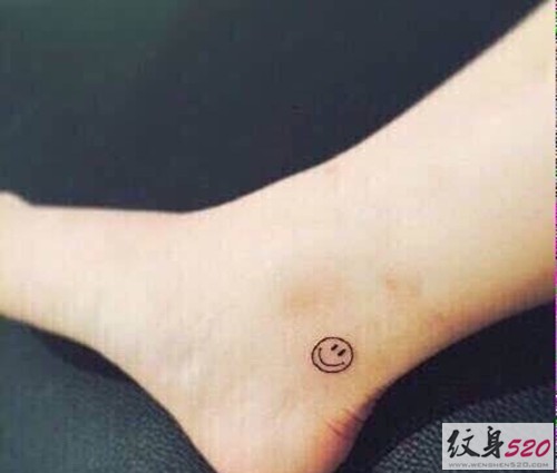 简单不失个性的笑脸纹身图案