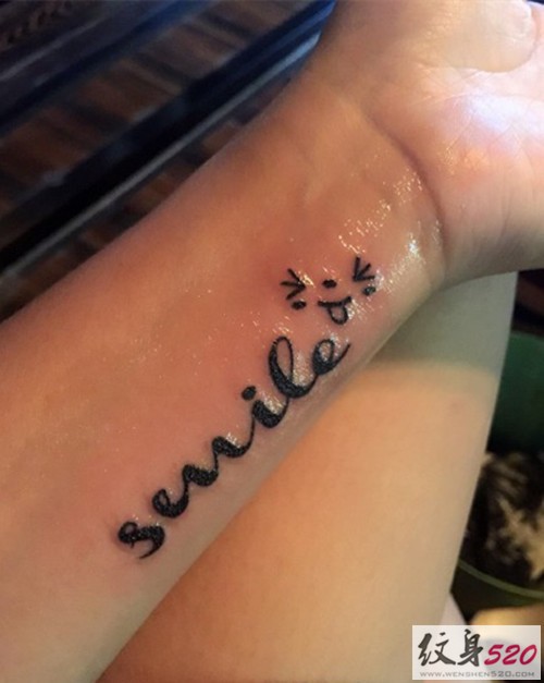 简单不失个性的笑脸纹身图案