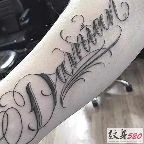 手臂时尚奇拉诺花体纹身图片