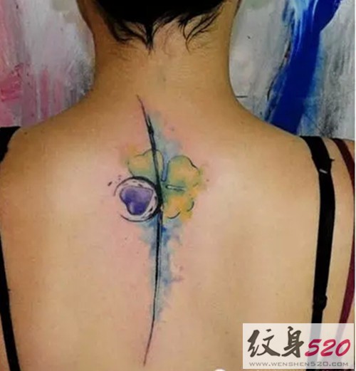 颈背部清新四叶草纹身图片