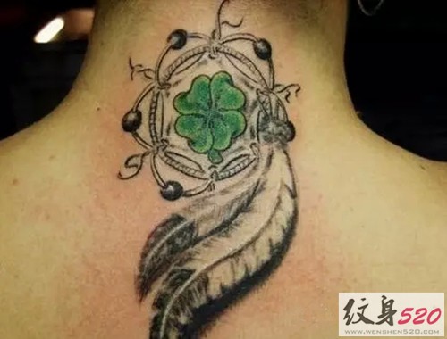 颈背部清新四叶草纹身图片