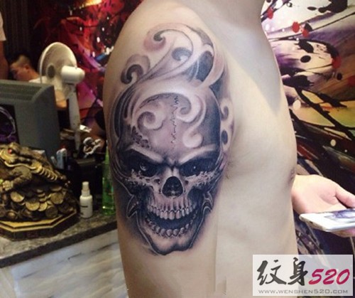 黑灰骷髅头纹身