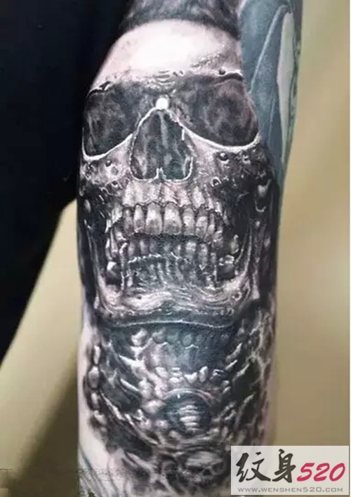黑灰骷髅头纹身
