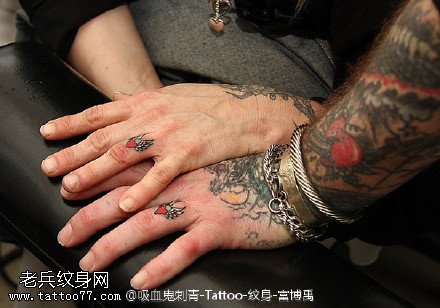 手指上的红宝石纹身图案