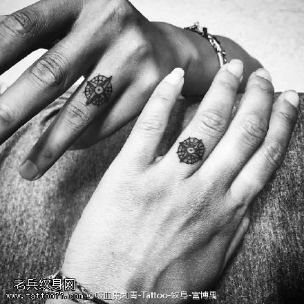 情侣手指上的指南针纹身图案