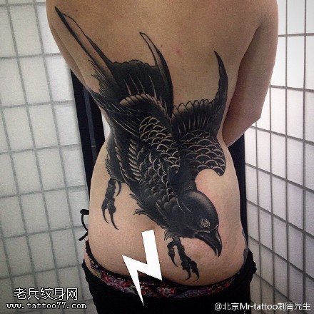腰部的雄鹰纹身图案