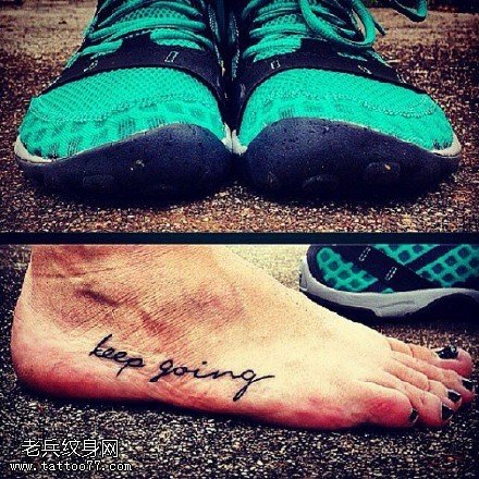 脚上的字符纹身图案