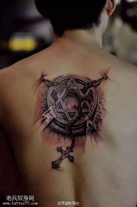 背部铁链十字架纹身图案