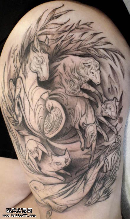 肩膀点刺动物纹身图案
