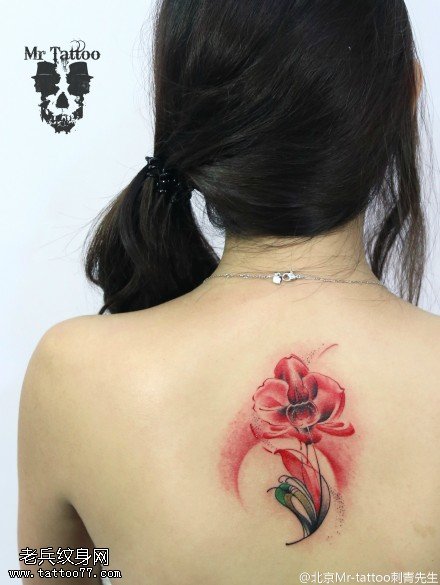背部水彩花卉纹身图案