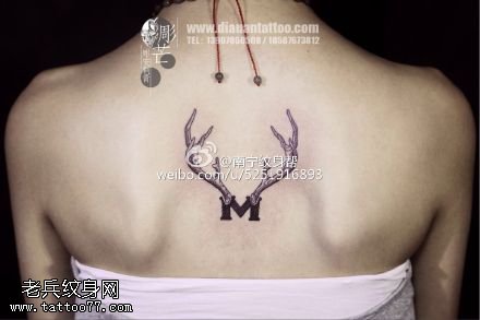 背部的鹿角纹身图案