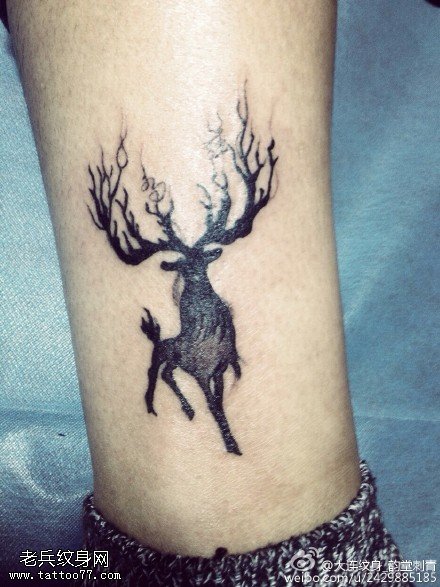 小腿上的神鹿纹身图案