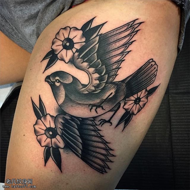 腿部的燕子纹身图案