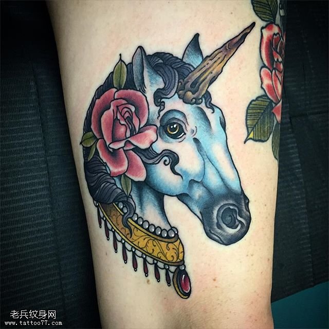 腿部的骏马纹身图案