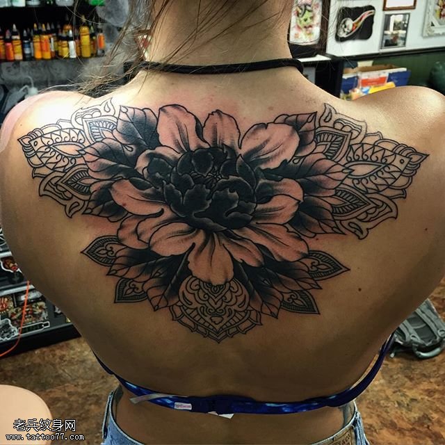 肩部的黑玫瑰纹身图案