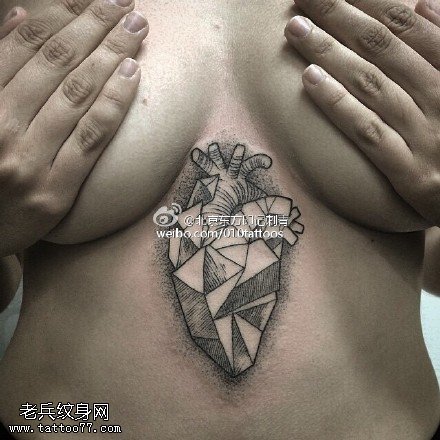 胸部的器官纹身图案