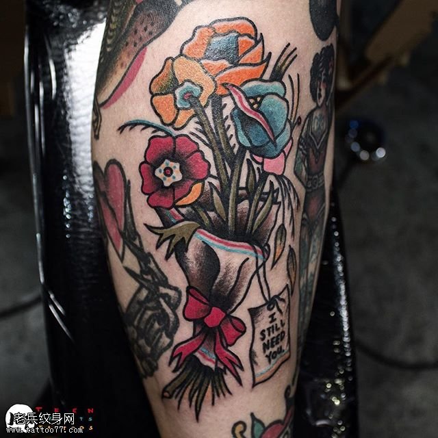 小腿经典花卉纹身图案