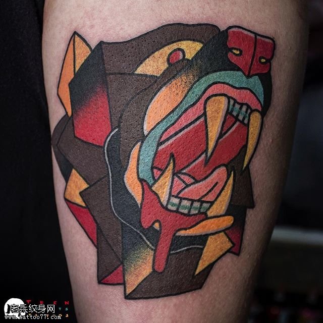 小腿彩色狮子纹身图案