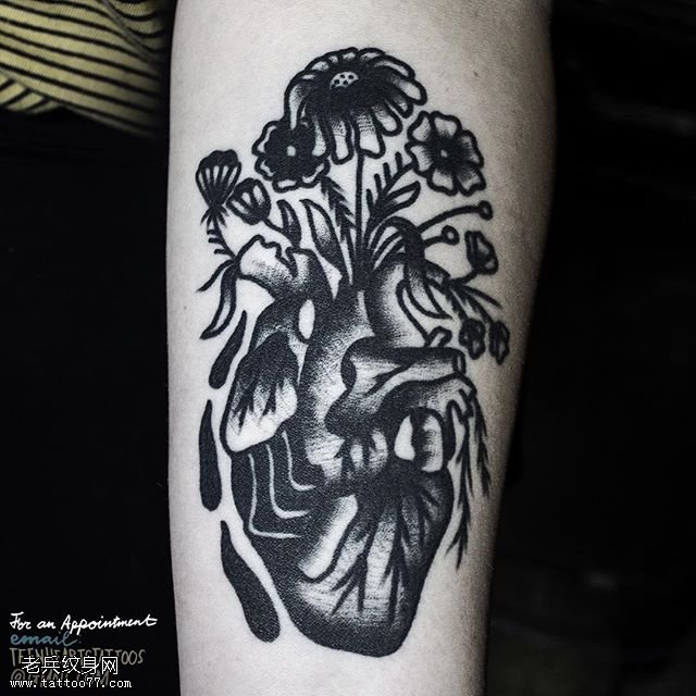 小腿点刺心脏开花纹身图案