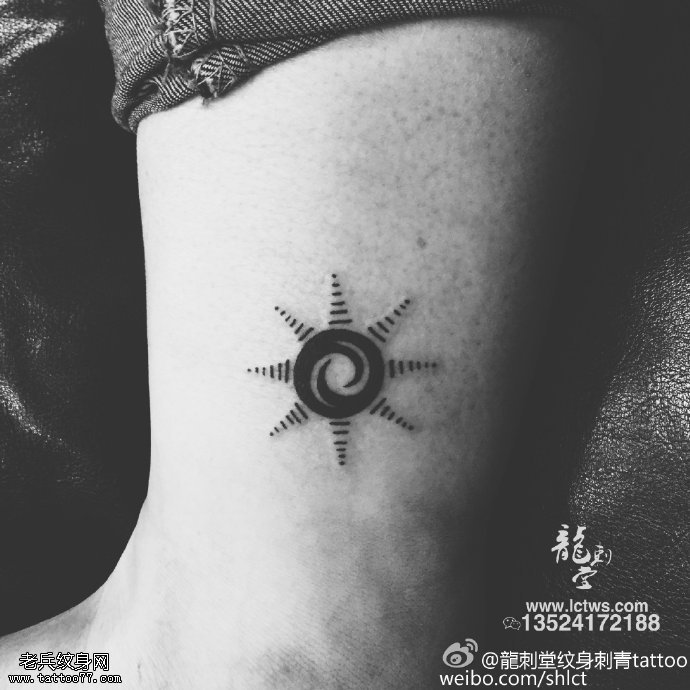脚腕上的太阳纹身图案