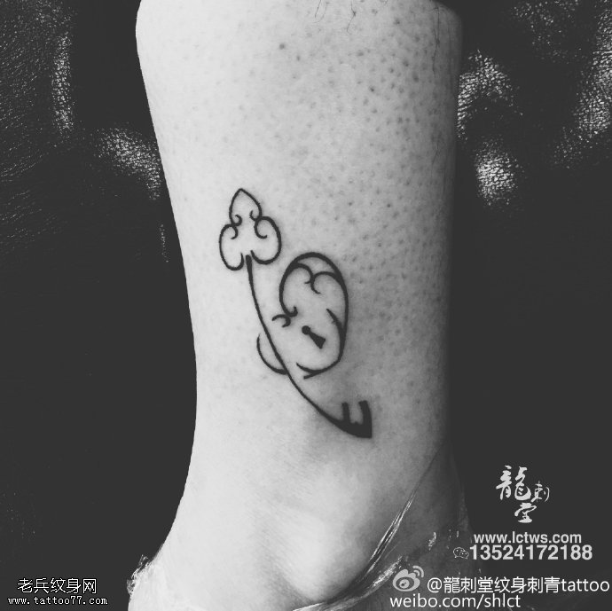 脚腕上的一箭穿心纹身图案