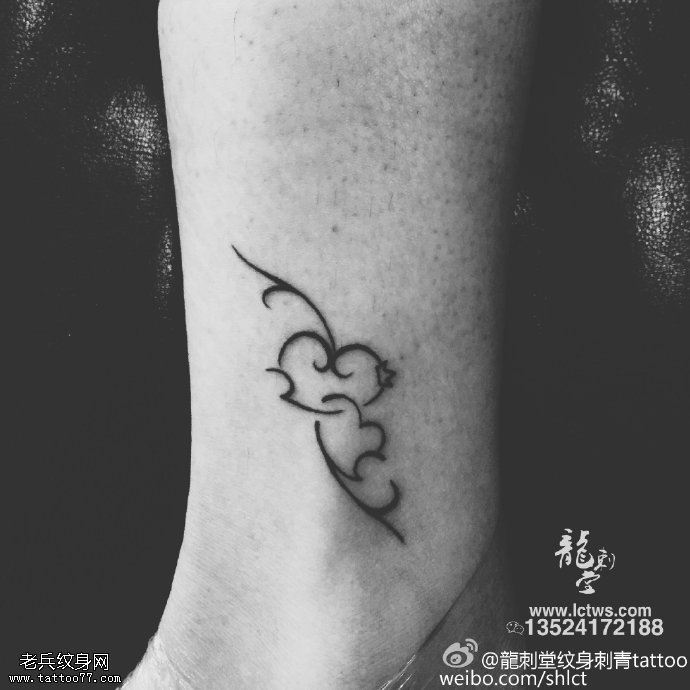 脚腕上的小花图腾纹身图案