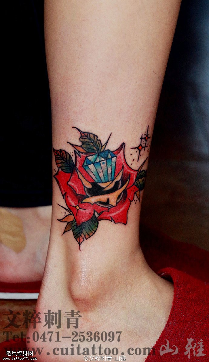 脚腕上的玫瑰钻石纹身图案