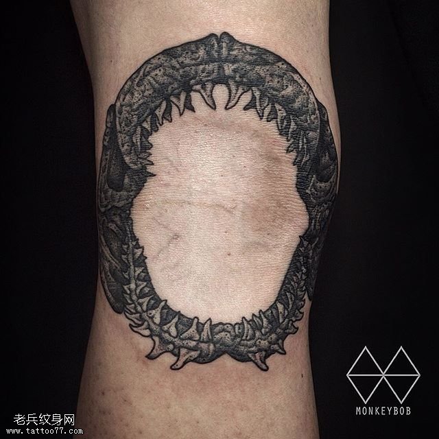 腿部的大鲨鱼齿纹身图案