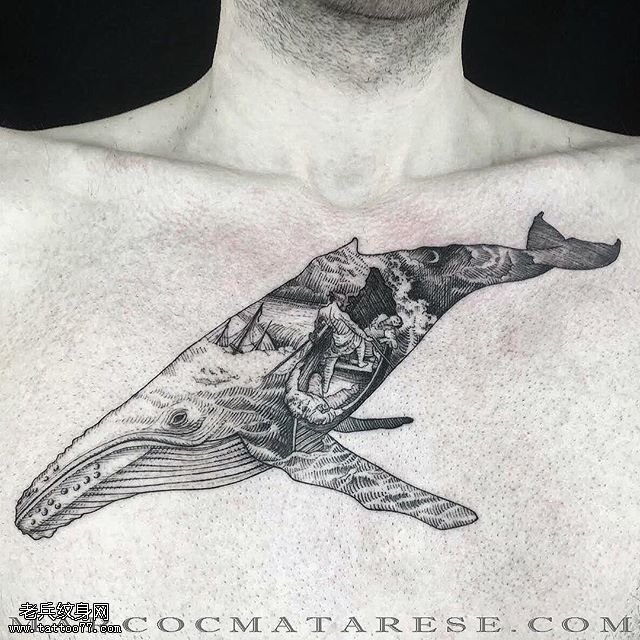 胸膛上的鲨鱼纹身图案