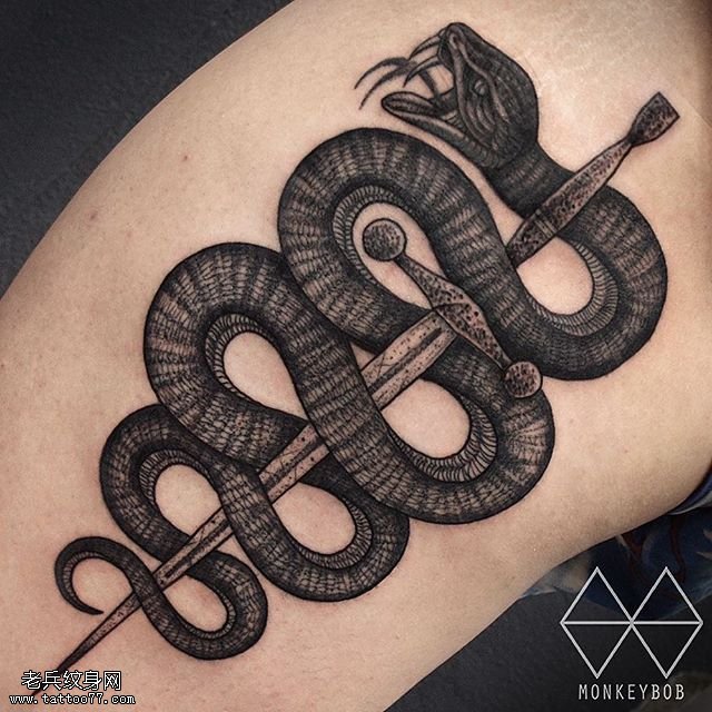 大腿的一箭穿蛇纹身图案