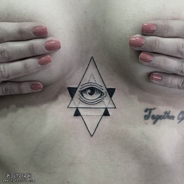 胸膛上的三角眼纹身图案