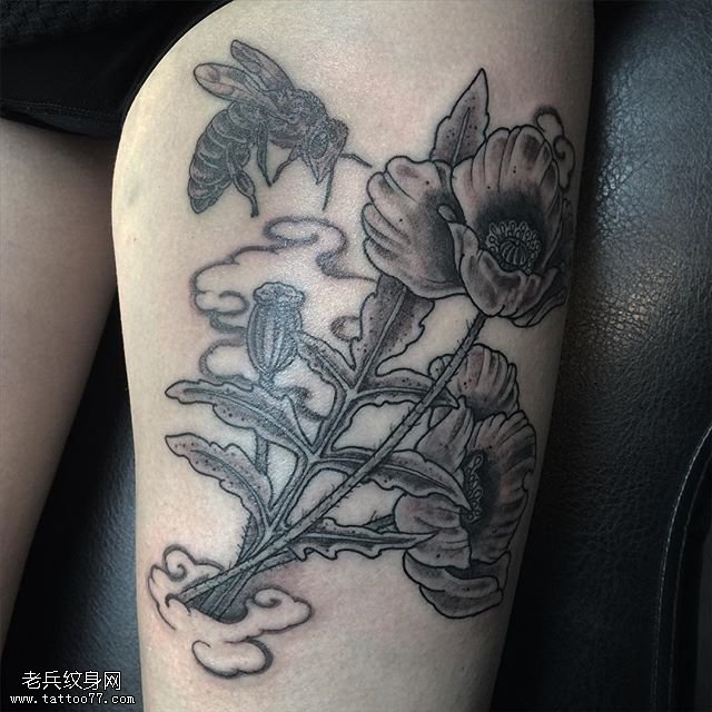 大腿经典的罂粟花纹身图案
