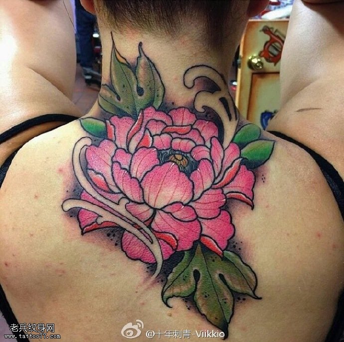 脖子上的牡丹纹身图案
