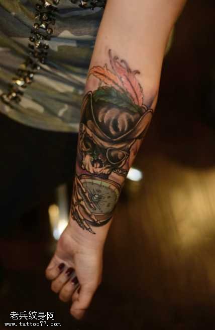 复古黑灰骷髅怀表纹身图案