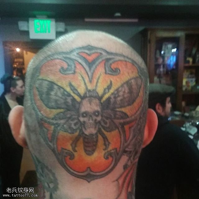 头部的骷髅飞蛾纹身图案