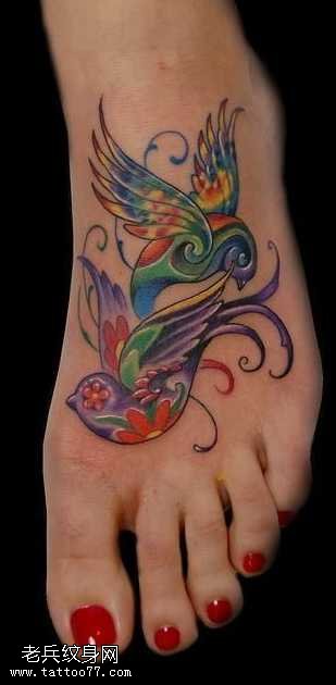 腿部两只漂亮的小鸟纹身图案