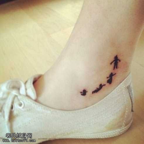 脚部小清新纹身图案