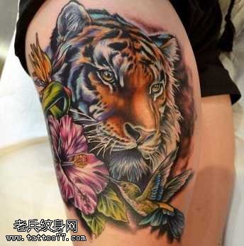 腿部好看的老虎花朵纹身图案