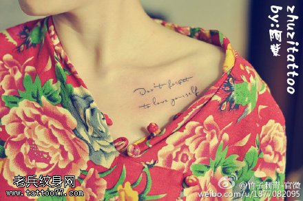 锁骨清新的连体英文纹身图案