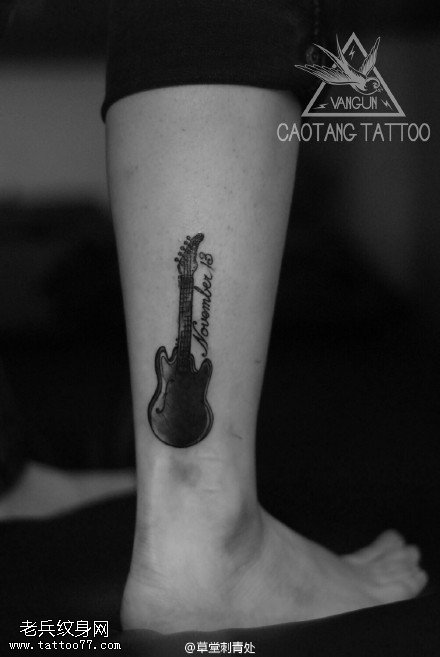 小腿上的乐器纹身图案