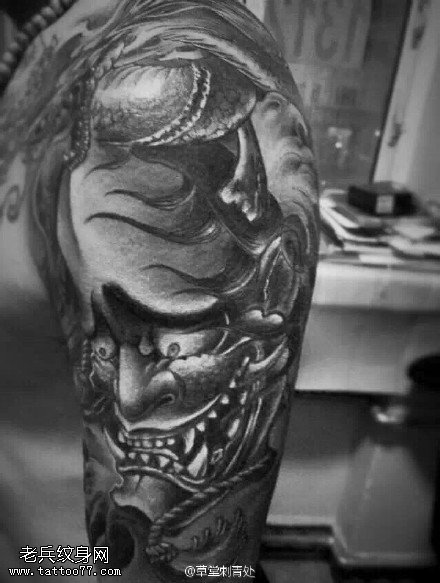 小腿上的大般若纹身图案