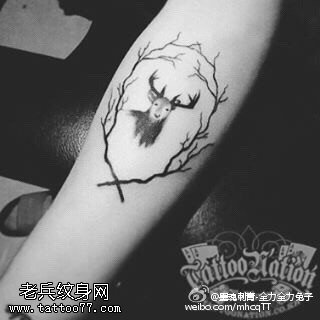 手臂上的小羚羊纹身图案