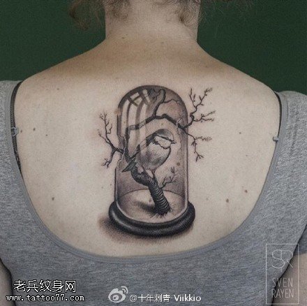 背部笼子里的鸟儿纹身图案